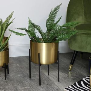 Pot de fleurs décoratif en métal avec un aspect accrocheur, idéal pour la décoration contemporaine de la maison, du jardin, du patio, de la terrasse et du balcon. - Product Image 3