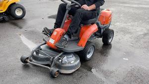 Cortacésped Husqvarna R112C Mini Rider con Motor de Gasolina de 344cc, Sistema de Descarga Trasera, Diseño de Chasis Resistente, Uso Profesional HD - Product Image 4