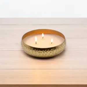 Bougie à trois mèches, design large et rond, bol en laiton martelé, bougie en cire de soja de qualité supérieure - Product Image 2