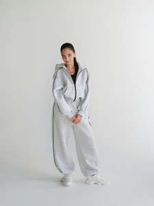 Ensemble de survêtement deux pièces pour femme, personnalisé, hiver, en polaire oversize, avec sweat à capuche zippé uni et pantalon de jogging, respirant, passepoil noir, coupe décontractée - Product Image 4