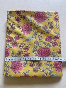 Tissu en coton léger et écologique imprimé à la main jaune, motif floral botanique rose, style indien Sanganeri, pour la décoration intérieure et les robes de filles - Product Image 1