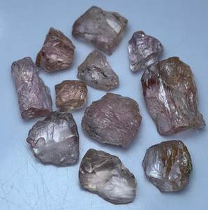 พลอยโทแพซสีชมพูธรรมชาติแบบหยาบ เกรดเจียระไน คุณภาพสำหรับทำเครื่องประดับ - Product Image 1