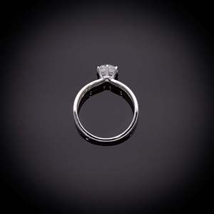 Bague de fiançailles minimaliste unisexe en or jaune 18 carats massif plaqué rhodium avec pierre naturelle sertie à griffes de forme géométrique, certifiée IGI - Product Image 3