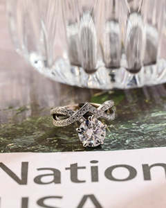 Bague de fiançailles unisexe de luxe en or massif 14 carats, sertie d'un diamant de laboratoire taille brillant de haute qualité, certifiée IGI, avec bande croisée et design exclusif - Product Image 2