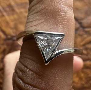 แหวนมอสซาไนต์ทรงสามเหลี่ยม 2.02 กะรัต ดีไซน์วงแหวนแบบไขว้ สำหรับผู้หญิง เงินแท้ 925 เหมาะสำหรับงานแต่งงาน ของขวัญสำหรับคนรัก - Product Image 1