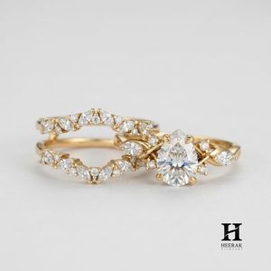 Juego de Anillos de Compromiso de Lujo de 3 Piezas con Diamantes Cultivados en Laboratorio con Corte de Pera, Oro Amarillo de 14K, Tiara de Hojas Marquise, Anillos Apilables para Novia - Product Image 3