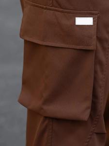 Pantalones cargo modernos de corte ajustado hechos con tela de algodón elástica, con bolsillos profundos, piernas acampanadas y un estilo casual elegante. - Product Image 3