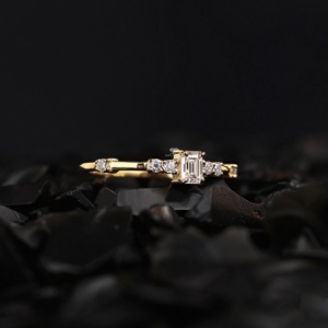 แหวนหมั้นเพชรทรงเอเมอรัลด์คัท ผลิตในห้องปฏิบัติการ ทอง 14K ดีไซน์เรียบหรู แหวนแต่งงานแบบเรียบง่าย วงแหวนบางเฉียบ แหวนสัญญา หรูหรา รับรองคุณภาพ - Product Image 5