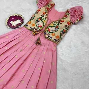 Lehenga Choli en Soie Paithani avec Broderie Zari Dorée Muniya, Tenue de Mariage Traditionnelle, Bordure Élégante, Lehenga Entièrement Cousu par un Designer - Product Image 4