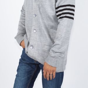 Suéter Varsity Personalizado Premium - De Alta Calidad, Elegante y Perfecto para Atuendos Casuales y Moda Atemporal - Product Image 6