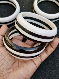 Bracelet en résine blanche et noire de qualité supérieure, léger, confortable à porter, artistique, élégant, couleur personnalisée Angel - Product Image 3
