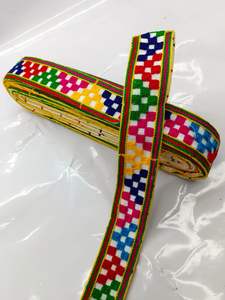 ผ้าลูกไม้กัมธีสีสันสดใสพร้อมลวดลายปักประณีต ใช้กันอย่างแพร่หลายสำหรับขอบผ้าส่าหรีและชุดงานเทศกาล - Product Image 2