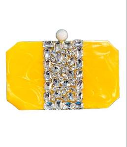 Bolso de mano elegante de resina para fiesta, para mujer, de Madiha Art and Crafts - Product Image 1