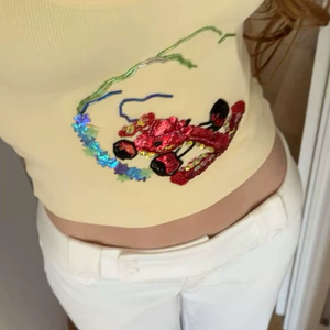 Nouvelle Collection : Crop Top Blanc en Coton Côtelé avec Broderie Perlée Artisanale et Patch Poisson Arc-en-ciel – Qualité Supérieure pour Femme Sportive - Product Image 1