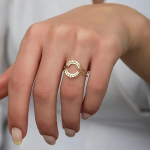 Anillo Abierto de Oro Amarillo con Diamante Cultivado en Laboratorio en Forma de Luna Creciente - Product Image 1