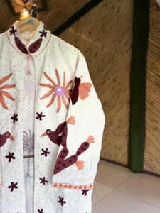 เสื้อแจ็คเก็ตบอมเบอร์ยาวปักลายผ้ากำมะหยี่ถักมือสำหรับผู้หญิง |   เสื้อโค้ทลายปักดอกไม้และนกสไตล์ชาติพันธุ์ |   ชุดเลเยอร์สไตล์โบฮีเมียนสำหรับฤดูหนาว | - Product Image 4