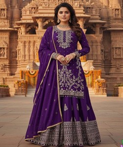 ชุดเลเฮนกาผ้าฝ้ายปักลายดีไซเนอร์ พร้อมผ้าคลุมไหล่ สำหรับงานเทศกาล ราคาขายส่ง เสื้อผ้าชาติพันธุ์ สีม่วง - Product Image 1