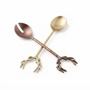 Juego de Cubiertos para Ensalada con Acabado Antiguo en Latón Metálico de Lujo, Diseño de Asta de Ciervo, Rústico, Decorativo para Fiestas Navideñas - Product Image 1