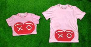 T-shirt pour homme à manches courtes, col rond, jersey décontracté tricoté avec un motif imprimé cœur rouge XO sur le devant, coupe classique - Product Image 6