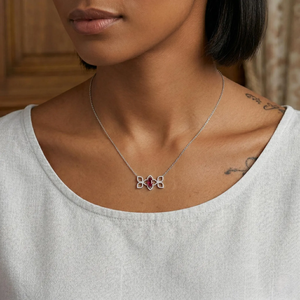 Collar con Colgante de Flor con Rubí en el Centro, Diamantes Engastados, Chapado en Rodio, Acero Inoxidable, Estilo Clásico para Mujer - Product Image 4