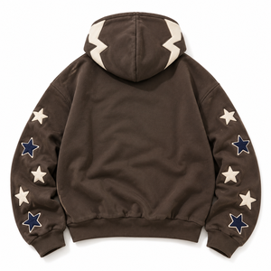 Sweat à capuche zippé personnalisé avec logo, couleur marron crème, coupe oversize pour homme, avec appliques étoiles, style universitaire Y2K, streetwear, en molleton de coton. - Product Image 3