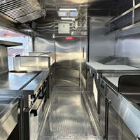 Remorque alimentaire commerciale rouge avec châssis à double essieu, cuisine multi-stations et zone de cuisson ventilée