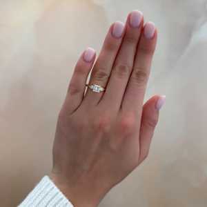 Bagues de fiançailles solitaires en diamant de laboratoire taille radiant 1 carat, en or massif 14K/18K, serties clos, pour mariage et demande en mariage, minimalistes, avec alliances de 2 mm - Product Image 4