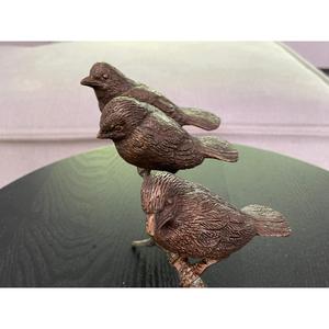 Sculpture décorative d'oiseaux en bronze assis sur un tronc, artisanat métallique pour la décoration de la maison et du jardin - Product Image 3