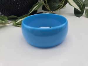 Bracelet manchette artisanal en résine bleu ciel, large et bombé, style rétro, bijou fantaisie massif - Product Image 3