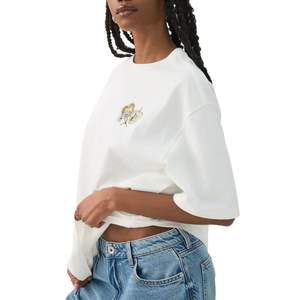 Camiseta de Algodón Oversize para Mujer, con Logotipo Bordado Minimalista, Manga Corta, Estilo Casual Urbano, Precio de Fábrica al por Mayor, Personalizable OEM - Product Image 3