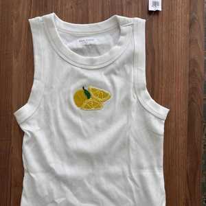 Camiseta de Algodón con Bordado de Mariposas y Flores, con Lentejuelas y Pedrería, Diseño de Boutique de Moda, Estilo Vacacional, en Oferta - Product Image 2