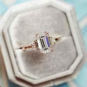 Anillos de Compromiso de Lujo con Moissanita Corte Esmeralda, Plata de Ley 925, Chapado en Oro de 14K, Sin Níquel, Anillos de Promesa Art Deco - Product Image 1