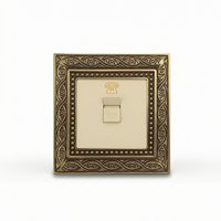 Plaque de prise murale en laiton antique avec motif floral en relief, cache-prise orné, plaque de prise embossée rétro pour les designers d'intérieur