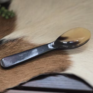 ช้อนเสิร์ฟทำจากเขาควายโบราณ ดีไซน์หรูหรา ขัดเงาอย่างประณีต พร้อมลวดลายหลากหลาย เหมาะสำหรับงานเลี้ยง เป็นมิตรต่อสิ่งแวดล้อม - Product Image 1