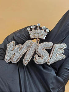 จี้รูปมงกุฎ "WISE" ประดับเพชรโมอิสซาไนต์แบบ Iced Out สไตล์ฮิปฮอป สร้อยคอทองคำ/เงิน ประดับเพชรระยิบระยับ ของขวัญสำหรับผู้ชายและผู้หญิง - Product Image 1