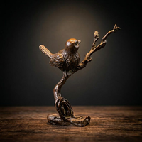 Sculpture d'oiseau en laiton artisanal sur branche, figurine d'oiseau chanteur détaillée, finition laiton antique, statue d'oiseau en métal, décoration de faune.