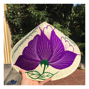 Sombrero Cónico Artesanal de Hoja de Palma de Bambú con Diseño Transpirable para Uso Diario en Agricultura y Presentación en Comercios - Product Image 1