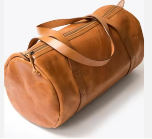 Bolsa de equipaje de cuero genuino fabricada con materiales de primera calidad que ofrece durabilidad y un toque de lujo, con un interior espacioso. - Product Image 1