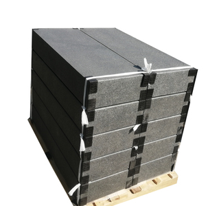 Bordure en pierre de <span class=keywords><strong>granit</strong></span> noir ZJ brossé et flammé, découpé au jet d'eau, pour la décoration extérieure - Product Image 1