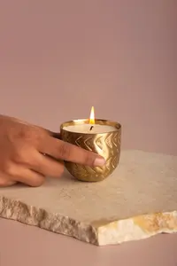 Porte-bougie en métal doré gaufré avec motifs géométriques complexes, surface brossée, parois épaisses et durables - Product Image 2