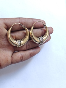 Pendientes de Aro Tribales con Perlas Naturales Doradas, Alambre Grueso Envolvente, Joyería Étnica Boho, Certificación IGI, para Mujer - Product Image 1