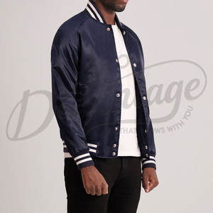 เสื้อแจ็คเก็ตบอมเบอร์ผ้าซาตินสีน้ำเงินกรมท่าสำหรับผู้ชาย พร้อมแถบยางยืดที่ข้อมือและกระดุมแป๊ก ปิดด้วยกระดุมแบบสแนป ผลิตภัณฑ์คุณภาพพรีเมียม น้ำหนักเบา เหมาะสำหรับใส่เป็นเสื้อนอก - Product Image 5