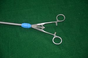 Nuevas Pinzas de Presión Laparoscópicas de Acero Inoxidable con Certificación CE, Manuales, 5mmx330mm, Instrumentos Quirúrgicos Médicos - Product Image 4