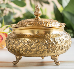 El brillante utensilio de latón pulido presenta un distintivo borde superior ancho y un cuerpo martillado. Disponible a precio de mayorista. - Product Image 6