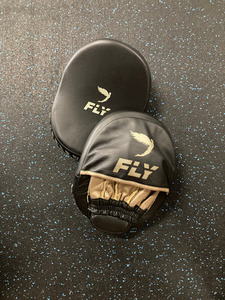 Mitaines de frappe en cuir robustes pour la boxe, les arts martiaux, l'entraînement de Muay Thai et les protections d'entraînement - Product Image 1