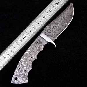 Couteau de camping à lame fixe en acier Damas fait main, de haute qualité, à pointe tombante, avec manche en bois, 10 pouces, étui en cuir et clip en acier - Product Image 6