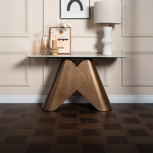 Mesa consola contemporánea en forma de Z de metal dorado con una elegante superficie de mármol negro, disponible a precios de mayorista. - Product Image 3