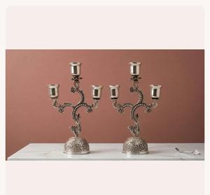 Candelabro de metal plateado, base redonda, diseño ornamentado, decoración del hogar, duradero - Product Image 2