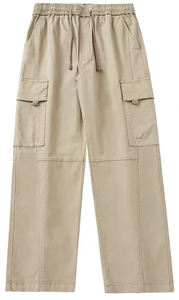 Ropa deportiva retro: Nailon arrugado y bloques de color llamativos inspirados en las siluetas atléticas de los años 80. - Product Image 2