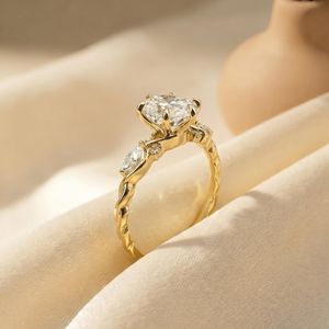 Anillo floral con diamante ovalado de 1.00 quilates, cultivado en laboratorio, en oro amarillo de 14 quilates, para propuesta de matrimonio o compromiso. - Product Image 4